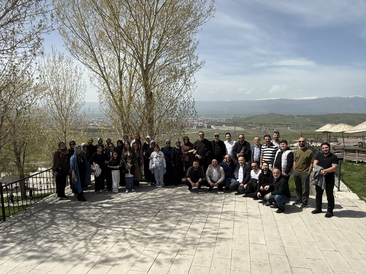 MUSIADSakarya's tweet photo. 📍 Erzurum Kültür Gezimiz kapsamında iki gün boyunca dolu dolu bir program gerçekleştirdik.

Abdurrahman Gazi Türbesi’nden Tortum Şelalesi’ne, Üç Kümbetler’den Erzurum Kalesi’ne kadar şehrin tarihî ve doğal güzelliklerini yerinde görme fırsatı bulduk.

Bizlere eşlik eden kıymetli üyelerimize ve misafirperverlikleriyle gönlümüzde yer eden Erzurum halkına teşekkür ediyoruz. 🇹🇷