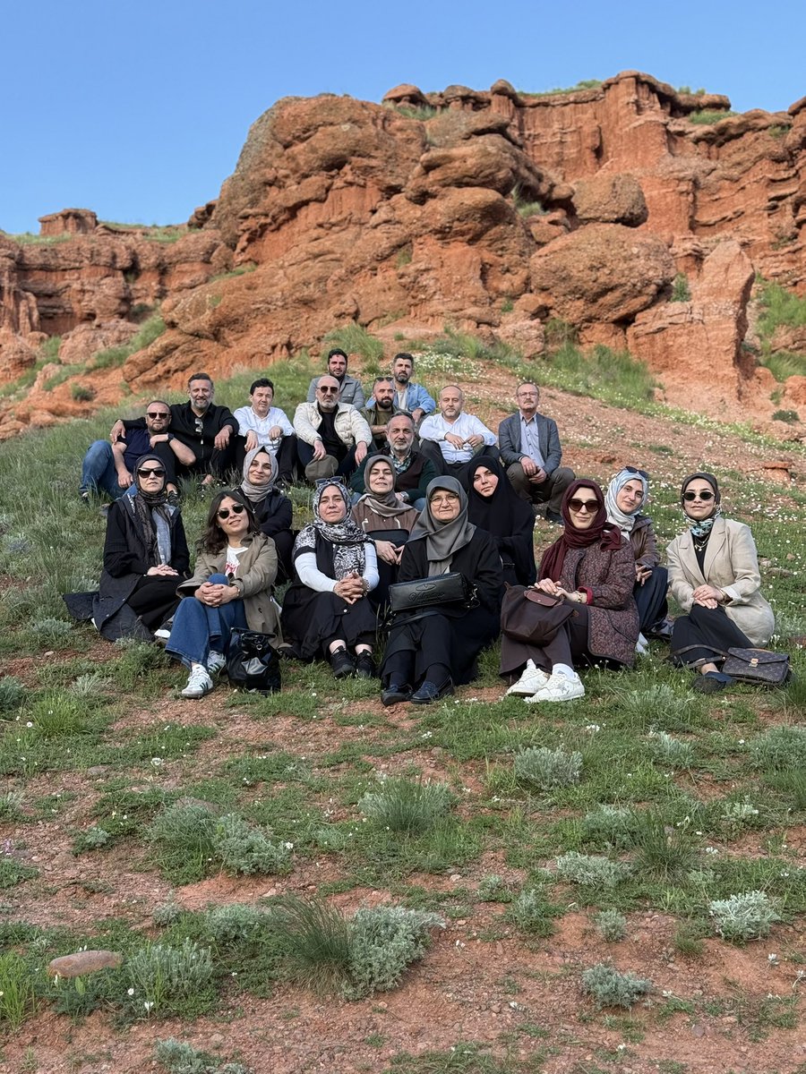 MUSIADSakarya's tweet photo. 📍 Erzurum Kültür Gezimiz kapsamında iki gün boyunca dolu dolu bir program gerçekleştirdik.

Abdurrahman Gazi Türbesi’nden Tortum Şelalesi’ne, Üç Kümbetler’den Erzurum Kalesi’ne kadar şehrin tarihî ve doğal güzelliklerini yerinde görme fırsatı bulduk.

Bizlere eşlik eden kıymetli üyelerimize ve misafirperverlikleriyle gönlümüzde yer eden Erzurum halkına teşekkür ediyoruz. 🇹🇷