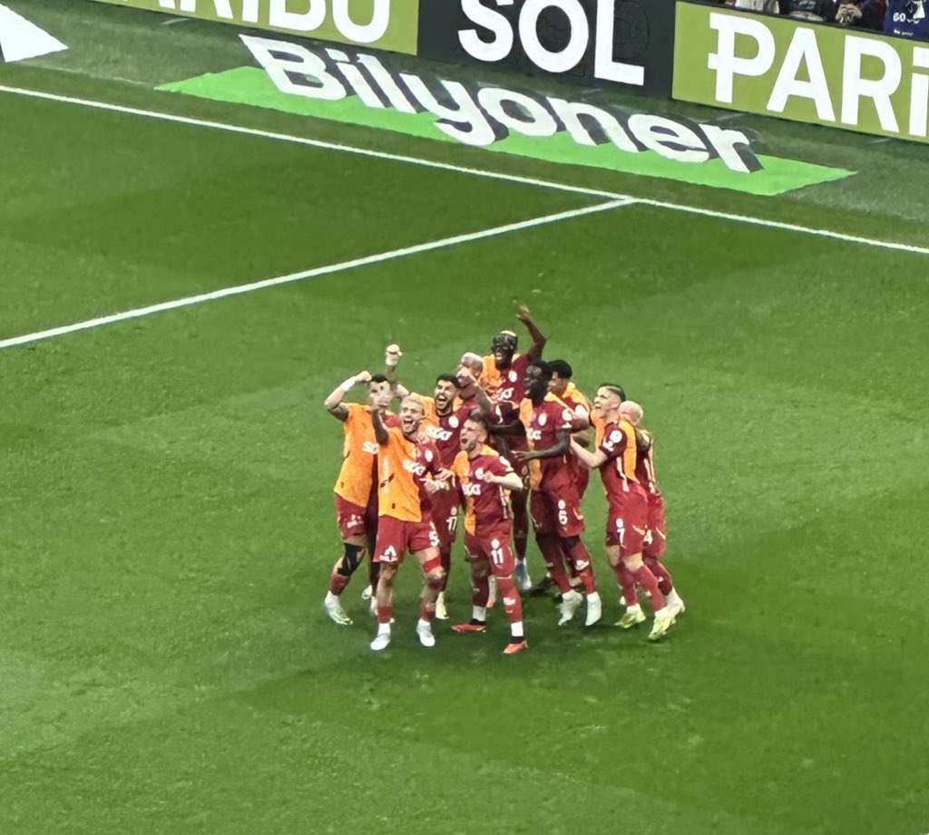 emreesmeroglu's tweet photo. En çok sana yakışıyor şampiyonluklar , kupalar
Söyle senden büyük mü var #Galatasaray
#SampiyonGalatasaray https://t.co/VQ3pUPGP93