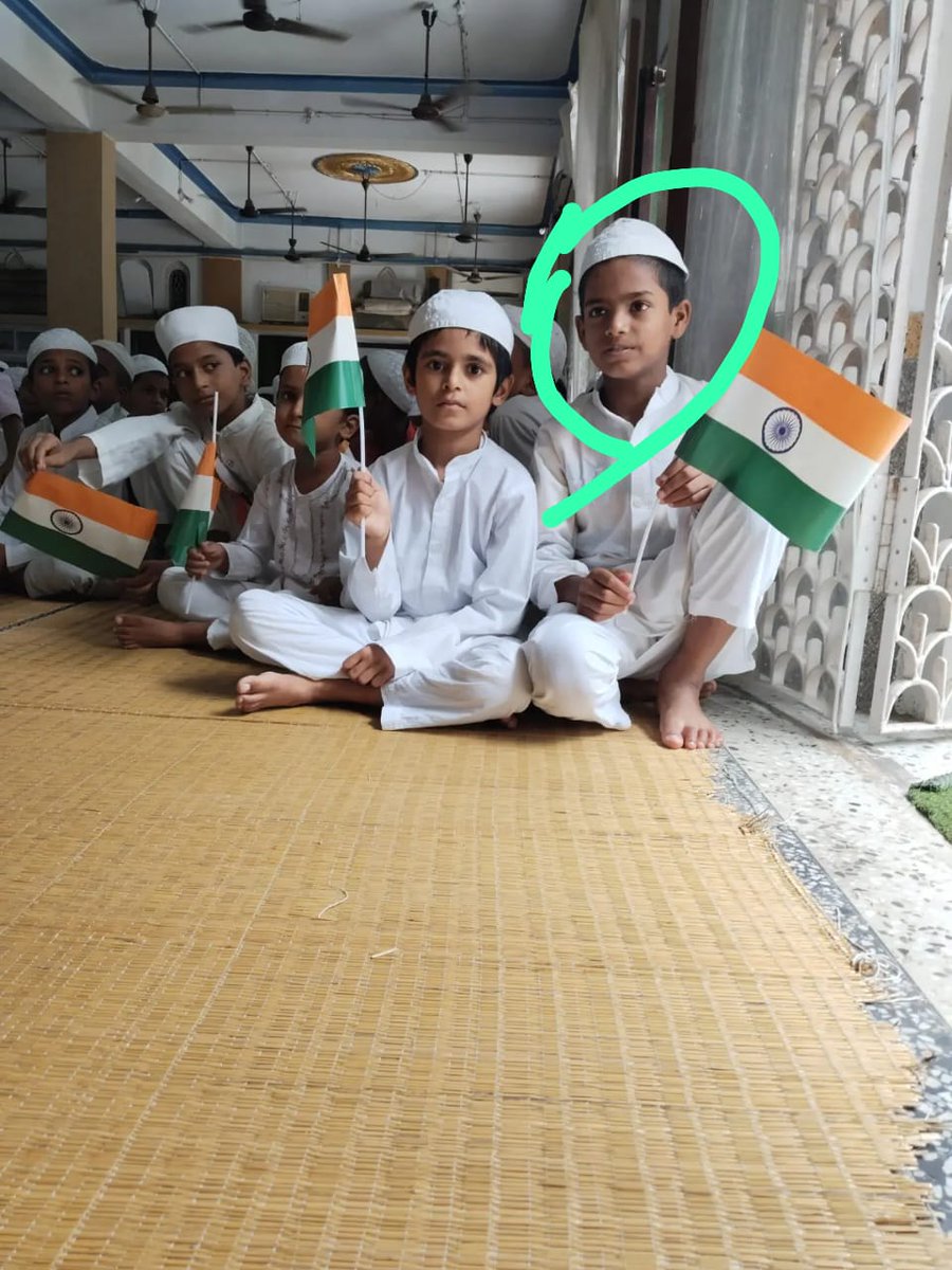 waseemshaikh021's tweet photo. हमींम सिद्दीकी (पिता एहसान अली) पिछले 36 घंटों से लापता है इस बच्चे को खोजने में मदद करे सिवान 17May 2025 को सुबह 11 बजे से  सिवान दारुदल उलूम मदरसा से निकला है जो गोपालगंज के डुमरिया गांव के रहने वाले है, मगर अब तक कोई सूचना नहीं मिली है। गुमशुदा की तलाश में मदद करे  9934749512 https://t.co/mGlVkJLb2f