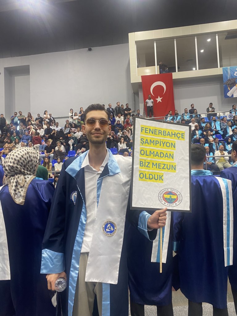 AksuUmut45's tweet photo. Millet mezuniyette ne giyeceğim derdine düşerken bizim Fenerbahçeliliğin baskınlık. https://t.co/PWmI1vJxve