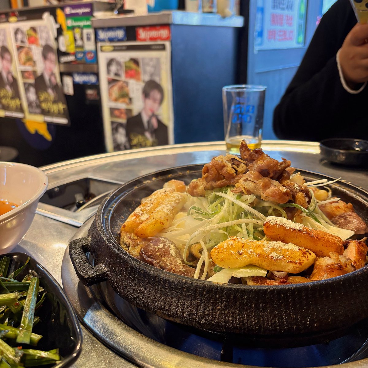 고독한 미식왕자
📍천사곱창 홍대점

생카투어하면서 배빵빵하게 엄청 먹었음에도
이거 하나도 안남기고 다 먹을정도로 맛있었음
그리구 주문하고 기다릴때 리키가!! 플챗 와줘서
진짜 너무 행복했고 그래서 더 맛있었고
맛있어서 또 행복했다 또 와야지😗
#리키_션_르콰일러
#리키_혼자_다_했다