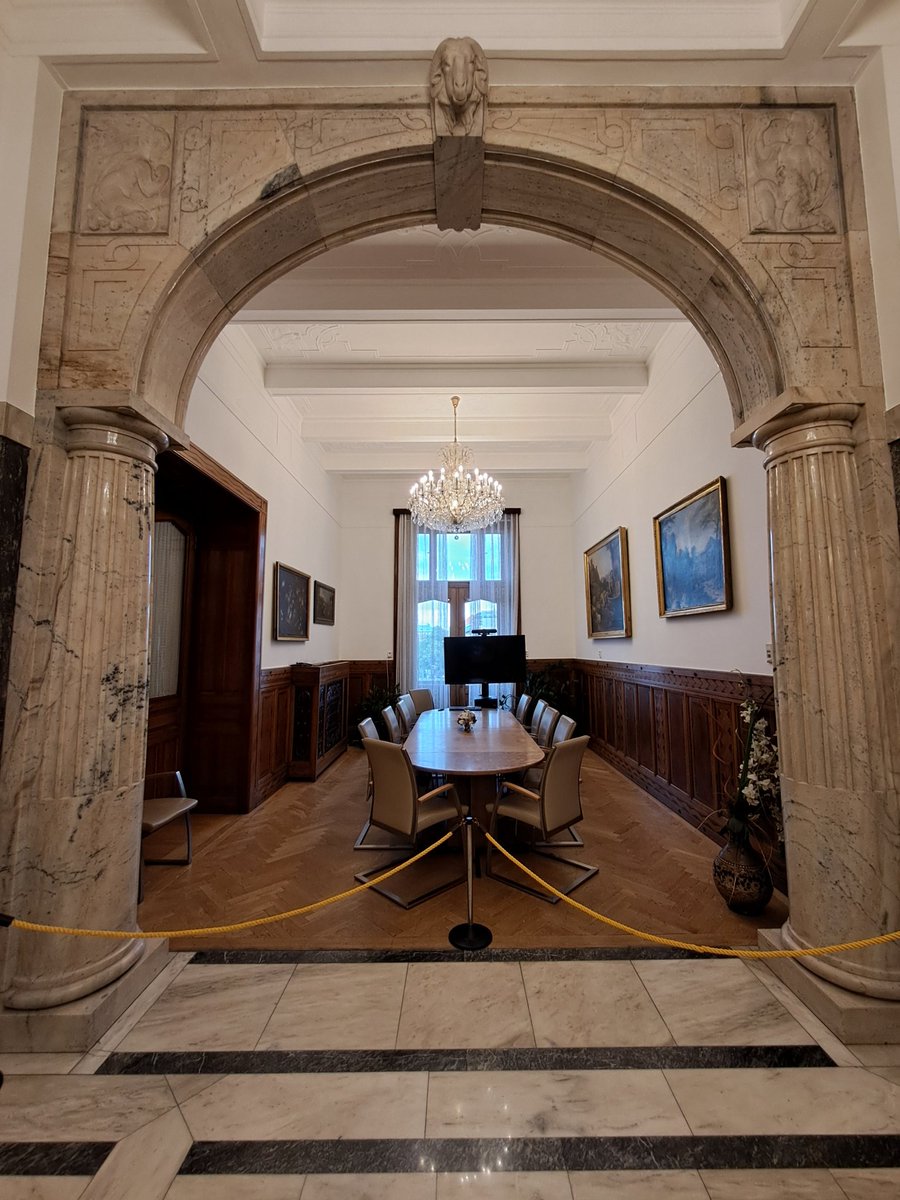 EvaK193's tweet image. Návštěva Ministerstva průmyslu a obchodu: Fantova budova je obložená žulou, pískovcem i mramorem, zdobí ji skleněná kopule s úžasnou vyhlídkou a 120 soch. Lustry v pracovně pana ministra původní, ovšem že nás pan @MinistrVlcek přivítá osobně jsme nečekali. Milé! 👍
#OpenHouse