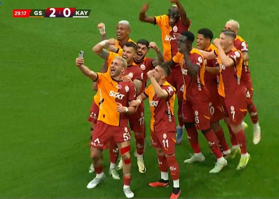 Barış Alper Yılmaz'ın Gol Sevinci ☺️

💯Barış Alper Yılmaz, attığı golden sonra takım arkadaşlarıyla selfie çekti.

#galatasaray #barisalperyilmaz