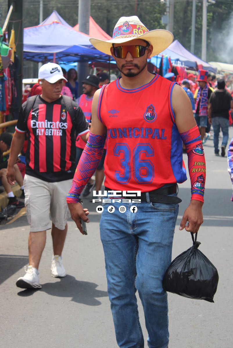 - Y por qué venis así vestido? 
- así como