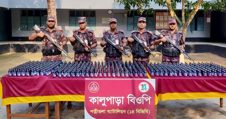 নওগাঁয় সীমান্তে ৬০৯ বোতল ফেন্সিডিল উদ্ধার