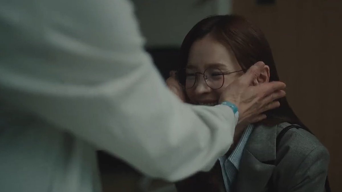midobirb's tweet photo. can we just take a moment to appreciate how iksong and gomgom went from the most deprived ships in hospital playlist to the most well-fed ones in resident playbook? 🥹🥹 we deserved this after waiting 23 eps for them finally get together goshh 🫂 https://t.co/YOVJfA3LyK