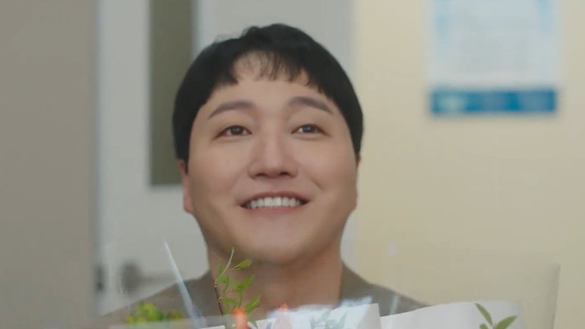 midobirb's tweet photo. can we just take a moment to appreciate how iksong and gomgom went from the most deprived ships in hospital playlist to the most well-fed ones in resident playbook? 🥹🥹 we deserved this after waiting 23 eps for them finally get together goshh 🫂 https://t.co/YOVJfA3LyK