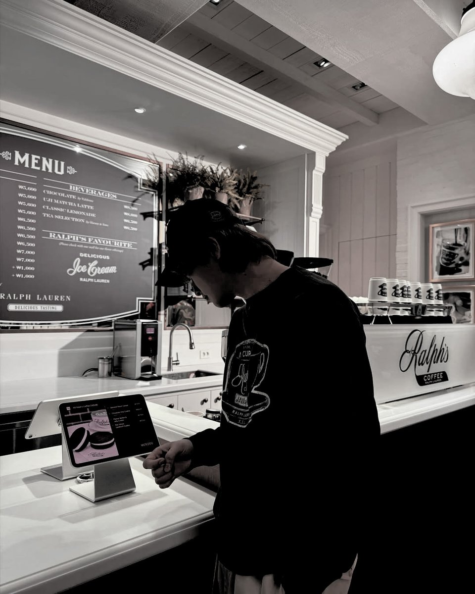 markjenct's tweet photo. Do you want some macarons? I will get u some https://t.co/029vzBXGcx