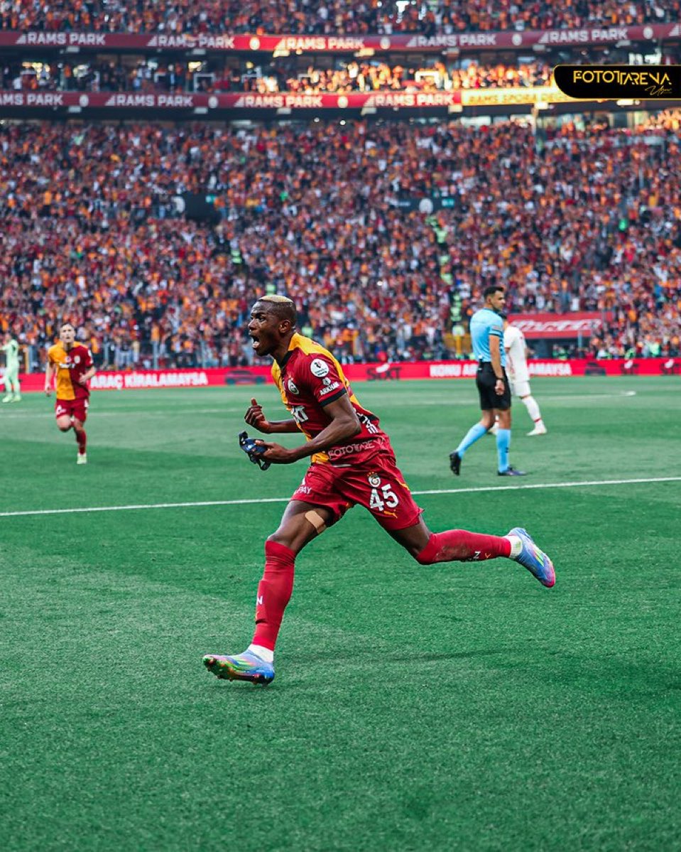 PesindeyizApp's tweet photo. 💪🦁 Victor Osimhen’in attığı golün ardından yaşadığı hırs. https://t.co/tyzWBSPI4V