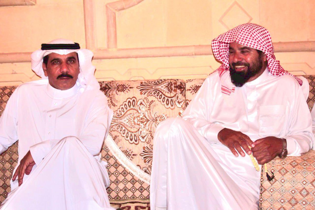 Lafi_Almzwedi's tweet photo. أثر لا يغيب: في وداع خالي دلي فرحان المزودي( 1/4)

في مثل هذا اليوم، 20 ذو القعدة 1445هـ – فجر الثلاثاء 28 مايو 2024م،
غاب خالي دلي فرحان المزودي – أبو غازي،
غاب الجسد، لكن بقي حضوره حيًّا فينا…
في المجالس، في الحديث، في ذاكرة أمي، وفي عيون أبي – شفاه الله – كلما مرّ اسمه.

ما كان خالًا فقط…
كان لأمي الأمان، ولأبي الونس، ولنا سندًا لا يخذل.
يسأل عنا باستمرار، ويتفقد أحوالنا دون أن نطلب،
ويحضر أفراحنا وكأنه أحد أركانها، لا مجرد مدعو.

كان إذا حضر، حضر الخير،
وإذا غاب، غابت الطمأنينة من الزوايا،
وإذا سأل، شعرنا أن هناك من لا يزال يرى قلوبنا.

#دلي_فرحان_المزودي
#أبو_غازي
#الوفاء_لا_يموت
#ذكرى_خالدة
#20_ذو_القعدة
#22_May_2024