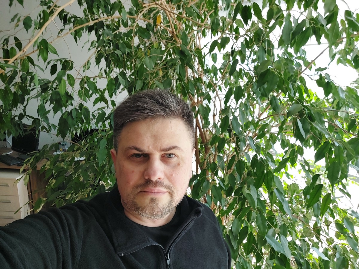 IgorFrolov2's tweet photo. Традиционное рабочее селфи с фикусом ) https://t.co/FY8nIY2s2Z