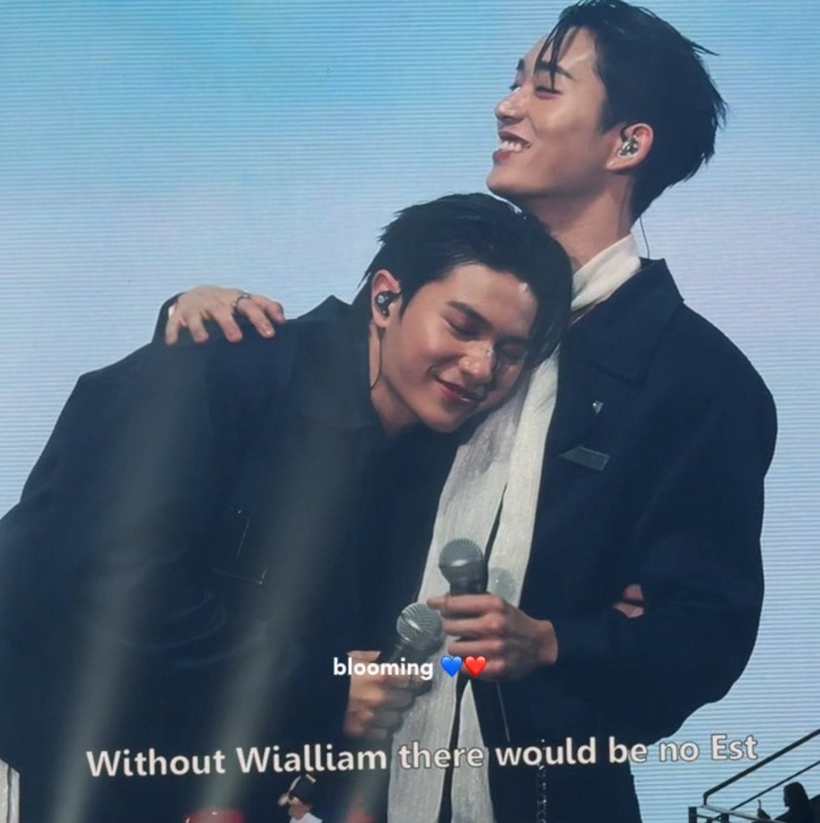 harxeuphoria's tweet photo. 🙎🏻‍♂️: so many things happened. but to put it simply, they have each other forever 🎸🦈

🥺🥺🥺

LOVEMOSPHERE X WILLIAMEST
#LOLFanFest2025D2 #WilliamEst https://t.co/FYZfSCqMHr