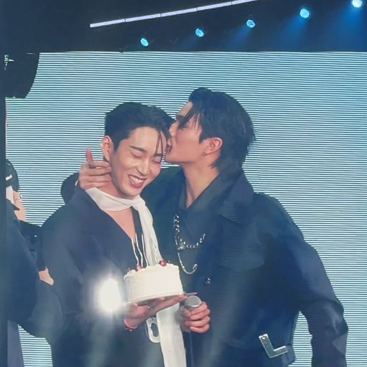 harxeuphoria's tweet photo. 🙎🏻‍♂️: so many things happened. but to put it simply, they have each other forever 🎸🦈

🥺🥺🥺

LOVEMOSPHERE X WILLIAMEST
#LOLFanFest2025D2 #WilliamEst https://t.co/FYZfSCqMHr