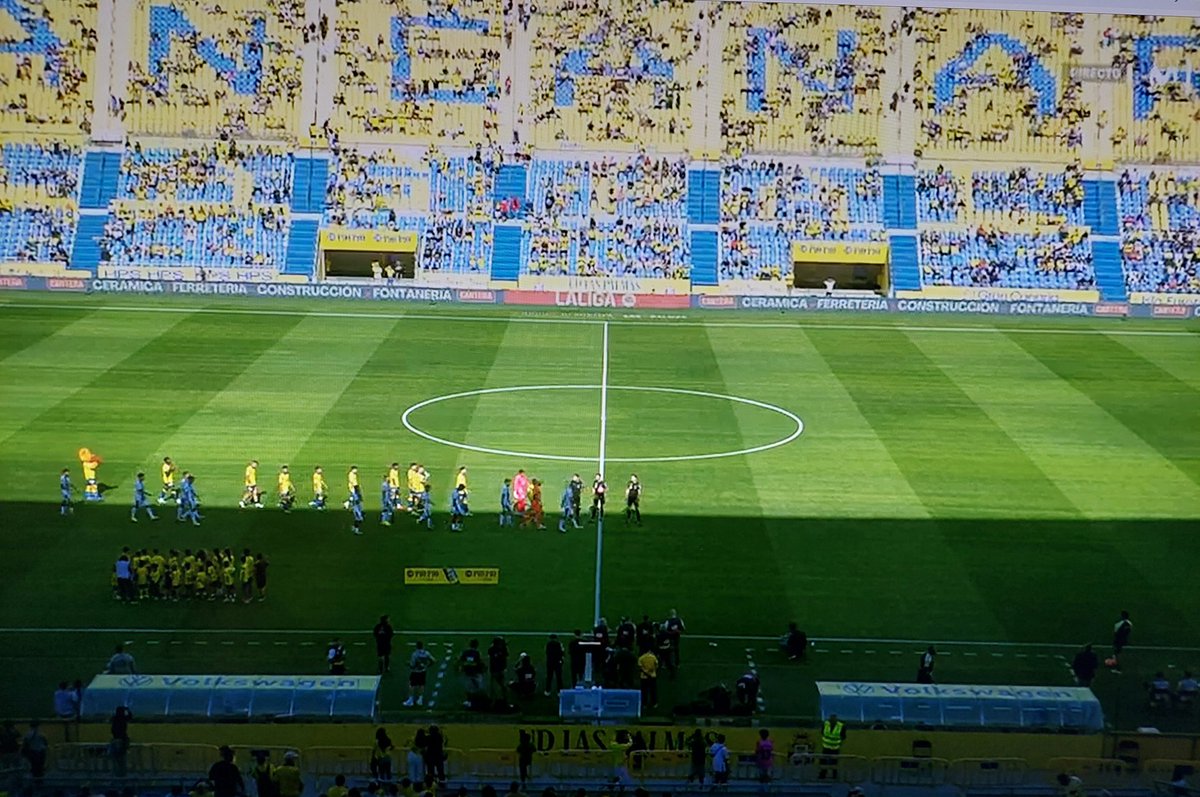 maayalaa's tweet photo. Pedazo de mosaico de "Gran Canaria" que se han marcado hoy los vecinos para recibir a los suyos hoy  🤯

Chapeau, en las buenas y en las malas, siempre con su equipo👏👏👏 https://t.co/NGuNCou73p