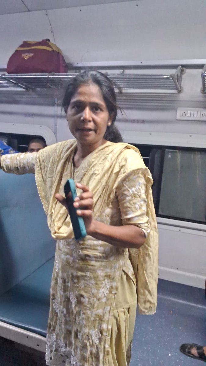 mahi_for_u's tweet photo. Pnr # 8633236127.This lady looks suspicious. She presents herself from Rpf but did not show any of her cards &amp; closing all the D2 coach doors @RPF_INDIA @WesternRly @rpfwr1 https://t.co/75hwqVhGgc