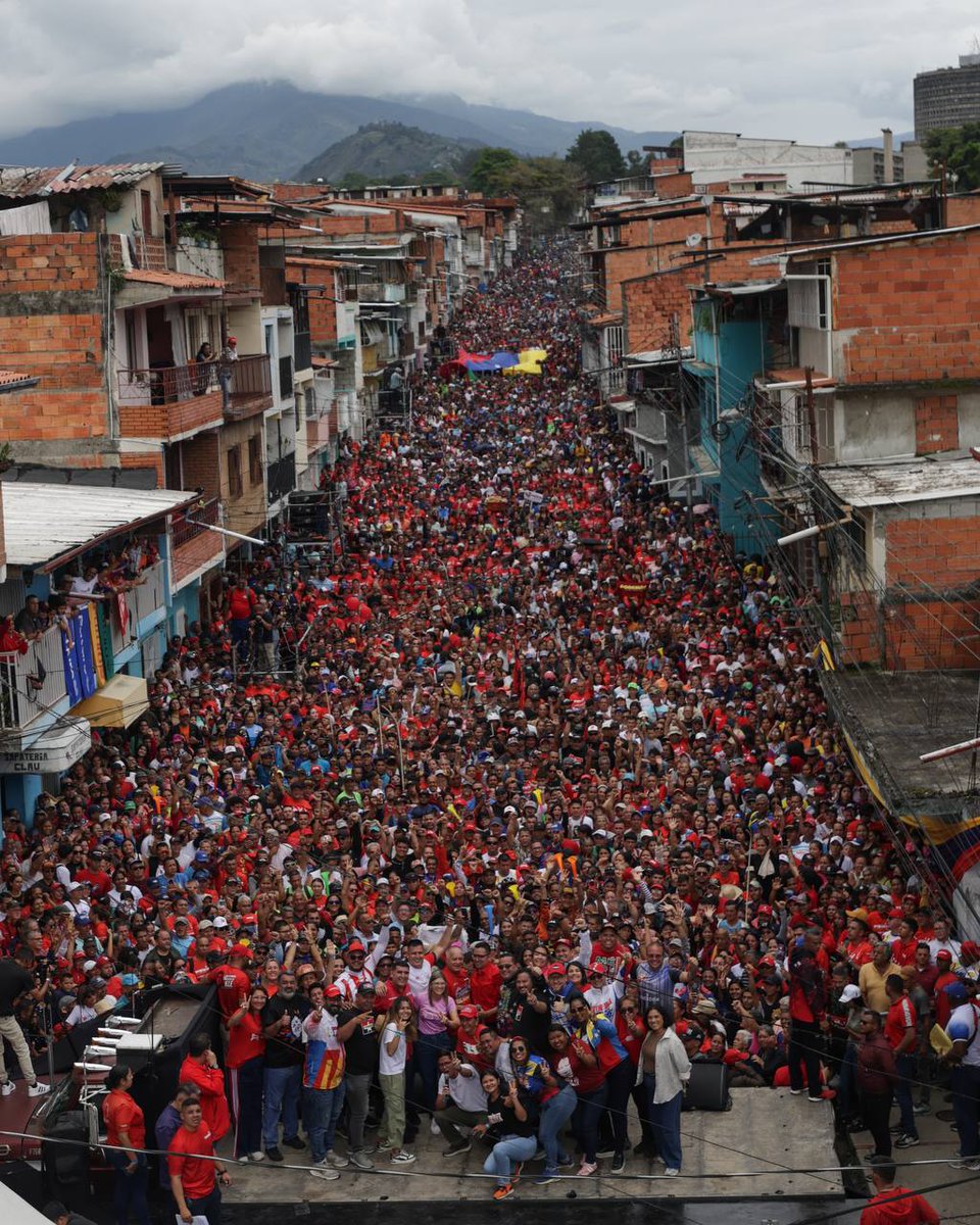 Tomar fotos aereas con el drone es super cómodo, pero subirse a la grúa y percibir toda esa energía desde arriba tiene una magia difícil de explicar.

Así estuvo la concentración de ayer en Mérida 💘🇻🇪