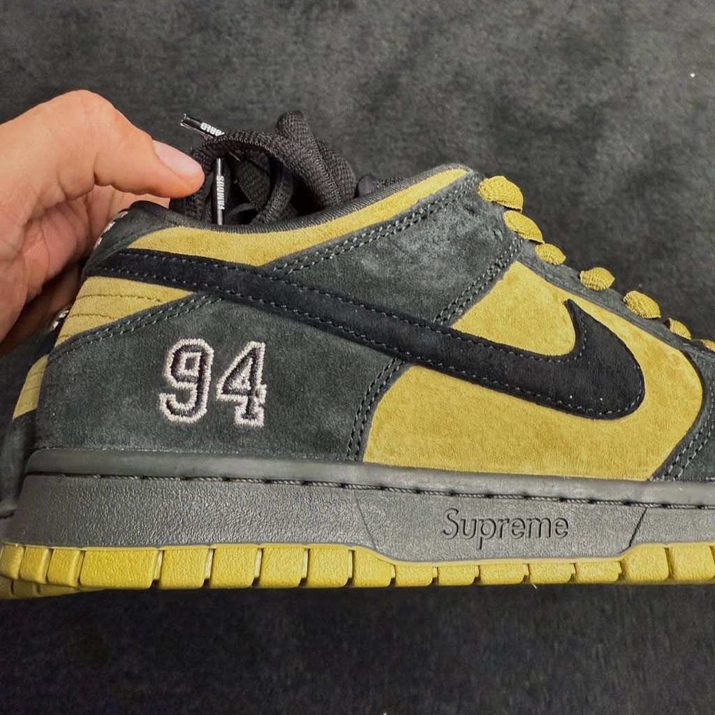 JustFreshKicks's tweet photo. In Hand Look: Supreme x Nike SB Dunk Low “Camper Green" 🏕️ https://t.co/nDs4e6neLr https://t.co/DETrDKMkaE