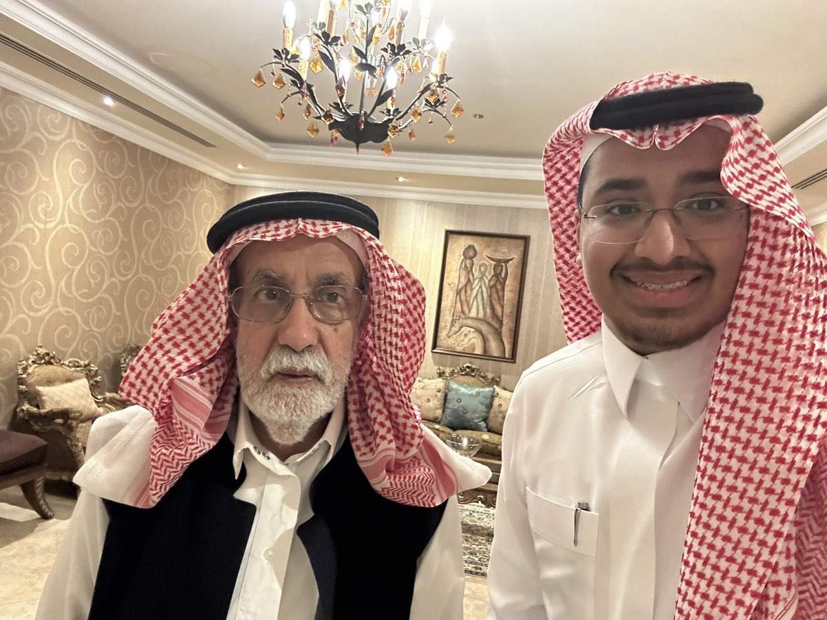 ADhuwaihy's tweet photo. من الأمسيات التي ستظل راسخة في الذاكرة.. تشرفت مساء اليوم بزيارة ولقيا الأديب، والناقد الفكري الأستاذ الدكتور عبدالله الغذامي @ghathami في منزله العامر بمدينة الرياض.

أدين بفضل كبير لأبي غادة، بعد الله، فقد كان له دور بارز في رسم ملامح خارطتي وتوجهاتي الأدبية، وغرس محبتي للأدب والنقد الفكري؛ فقد قرأت للدكتور عدد كبير من المؤلفات وفي كل مؤلَّف أكتشف بعدًا فكريًا جديدًا من بديع صنيع هذا الأديب الأريب.

سعدت بكلماته اللطيفة والداعمة، وبإشادته باهتمامي بالأدب إلى جانب دراستي للطب والجراحة، وهو ما منحني دفعة معنوية ثمينة أعتز بها من قامة ��دبية نفاخر بها.