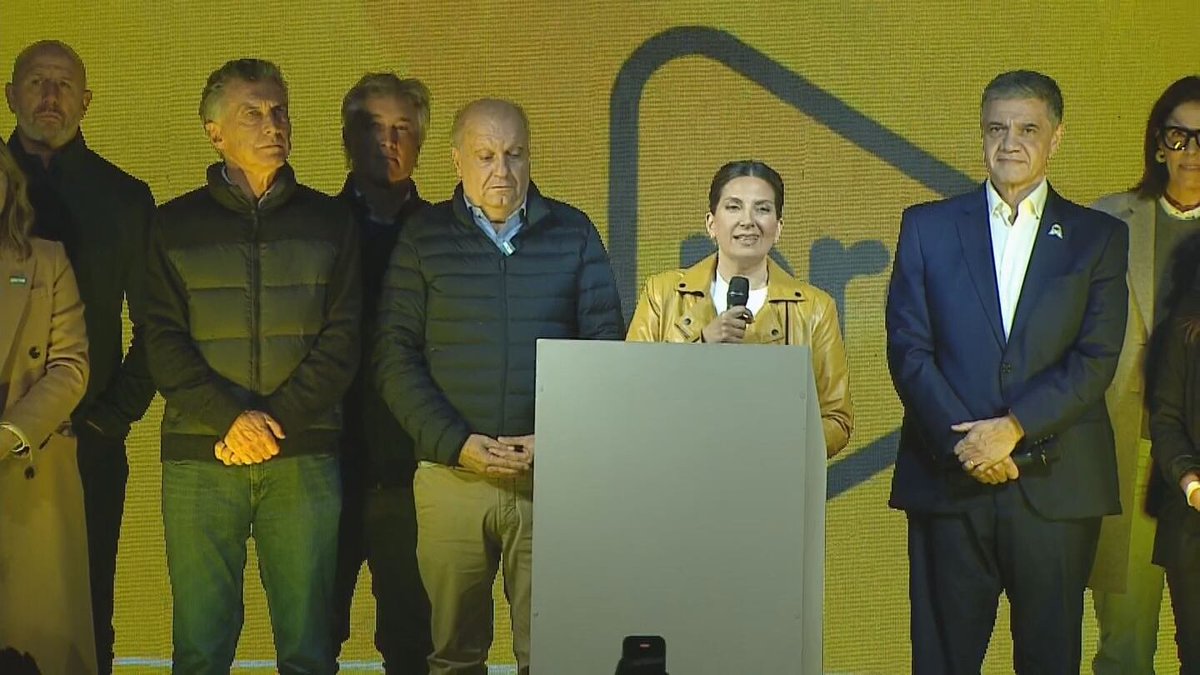 Silvia Lospennato habló después de salir tercera: “Los resultados no son los que esperábamos. Los fiscales trabajaron todo el día para que esta jornada sea una fiesta de la democracia", dijo la candidata. En el escenario la acompañaban J. Macri y Mauricio Macri.

#legislativas25