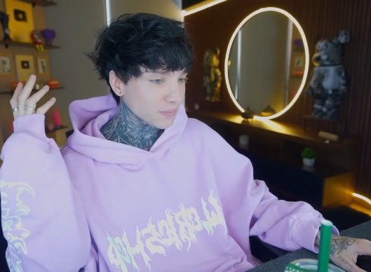 XcryRepDom's tweet image. Entra YAA ‼️

Ya está en stream nuestro emo favorito🖤 ven para que no te pierdas nada de esta gran SEMANA CON XCRY🤭 en su último día🥹😭

Link 🔗 
kick.com/cry