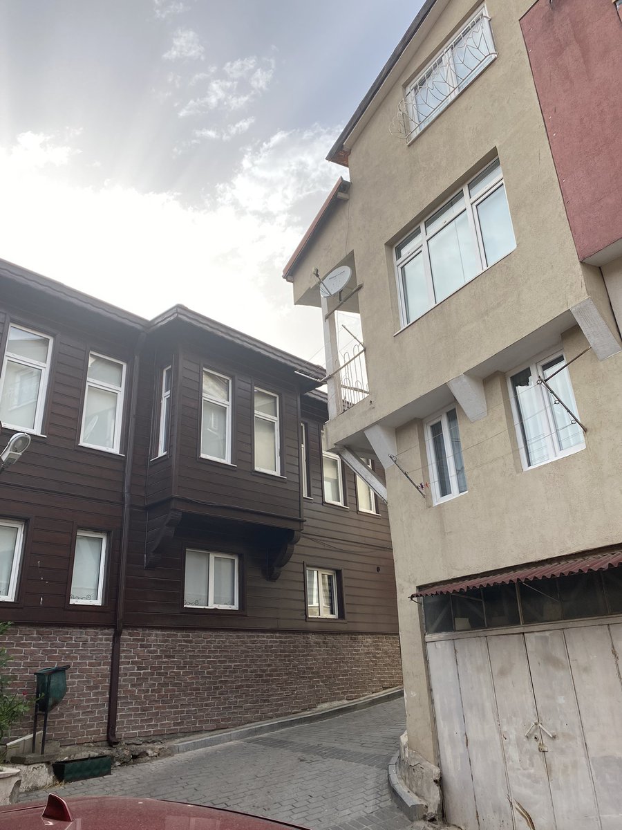 Aynı sokakta yanyana iki yapı. İzmit/Kapanca sokakda denk geldi. İkisi arasındaki farkı bulun ! Kaç sene var acaba arada? İlerimi gittik geri mi? !