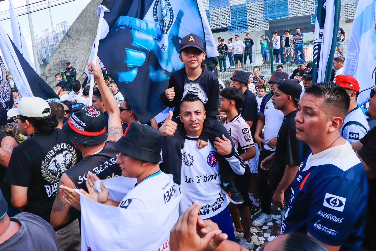 🎺 ¡SAN SALVADOR DE FIESTA! 🥁 Entre bombos y trompetas queremos una final más. ¡Y DALE ALBO, DALE! 🤍

#AlianzaFC