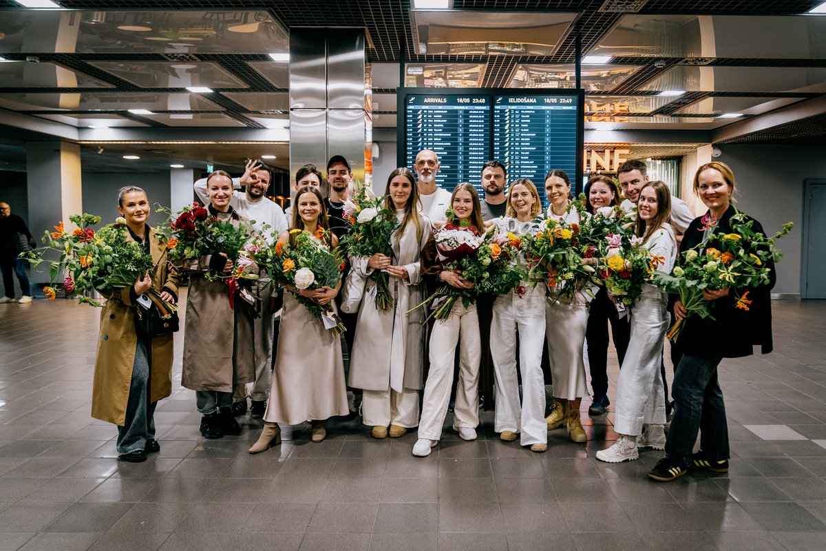 Atpakaļ mājās! 🫶🏻🇱🇻 💐 Mūsu šī gada <a href="/Eurovision/">Eurovision Song Contest</a> pārstāves “Tautumeitas” un pavadošā delegācija. Foto: LSM / Jānis Spurdziņš 
#Eirovīzija2025 #Eurovision2025 #LatvijasTelevīzija