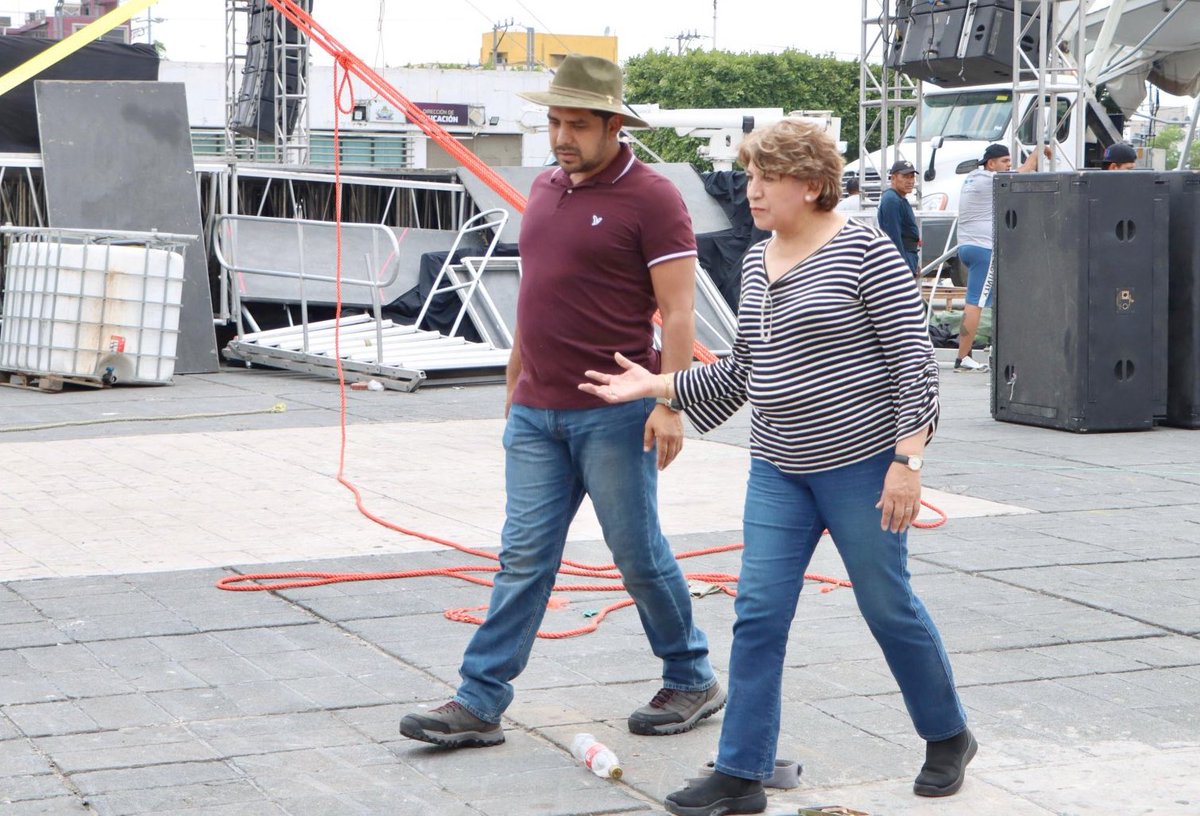 CDNeza's tweet photo. ¿Delfina regañando a Cerqueda por lo sucedido ayer en la  #FeriaDelLibro2025? #Nezahualcóyotl https://t.co/a5dyqMu2eS