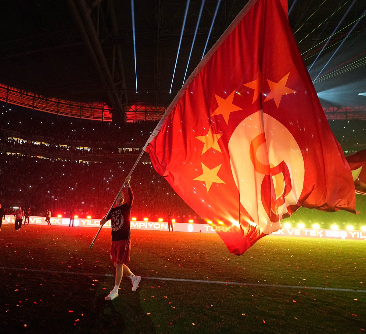 Göğsünü gere gere İyi ki Galatasaraylım de.. 💛❤️ <a href="/GalatasaraySK/">#5YıldızlıŞampiyon ⭐️⭐️⭐️⭐️⭐️</a>