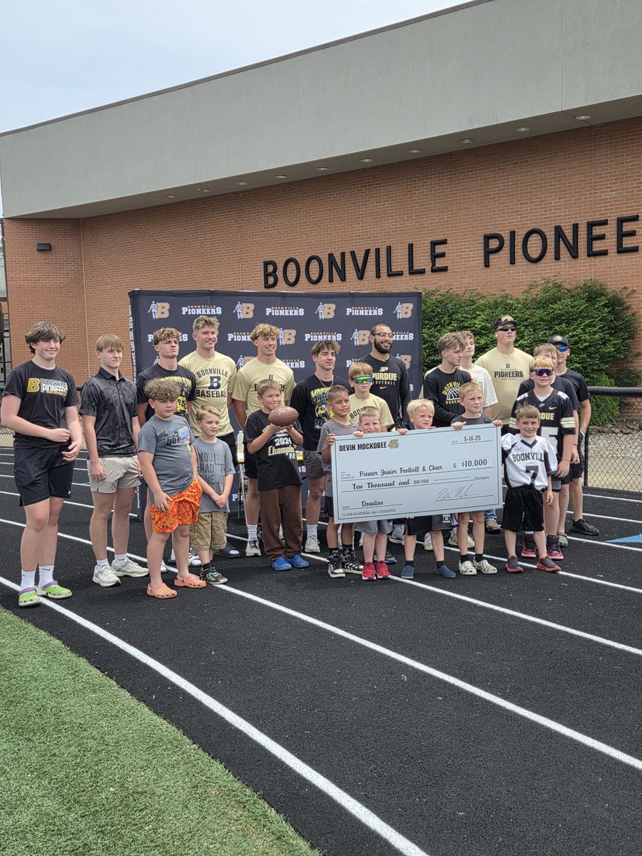 Boonville Football (@boonvillefb) on Twitter photo Big thanks you to Pioneer great <a href="/devin_mockobee/">Devin Mockobee</a> for his generous donation to our youth program and time spent with current and future players today! Big thanks you to Pioneer great <a href="/devin_mockobee/">Devin Mockobee</a> for his generous donation to our youth program and time spent with current and future players today!