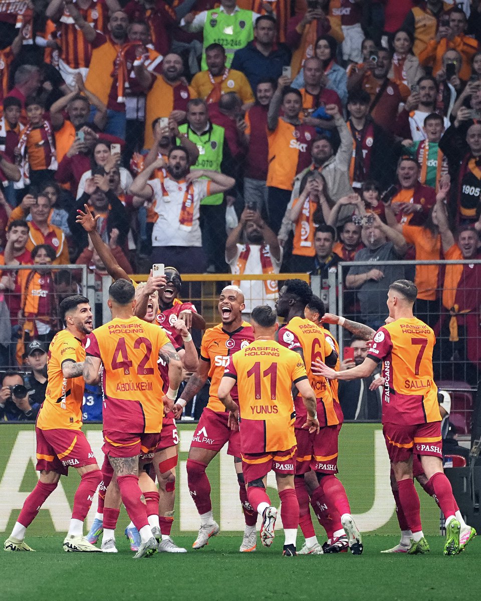 LeminaM_13's tweet photo. 𝘾𝙝𝙖𝙢𝙥𝙞𝙤𝙣𝙨! 🏆
What a week! The cup, the league… pure joy. Proud of how far we have come with this team. Thank you all for the incredible support, this title is yours too! 🦁
#Galatasaray #ML99 https://t.co/BxnslcWD8O