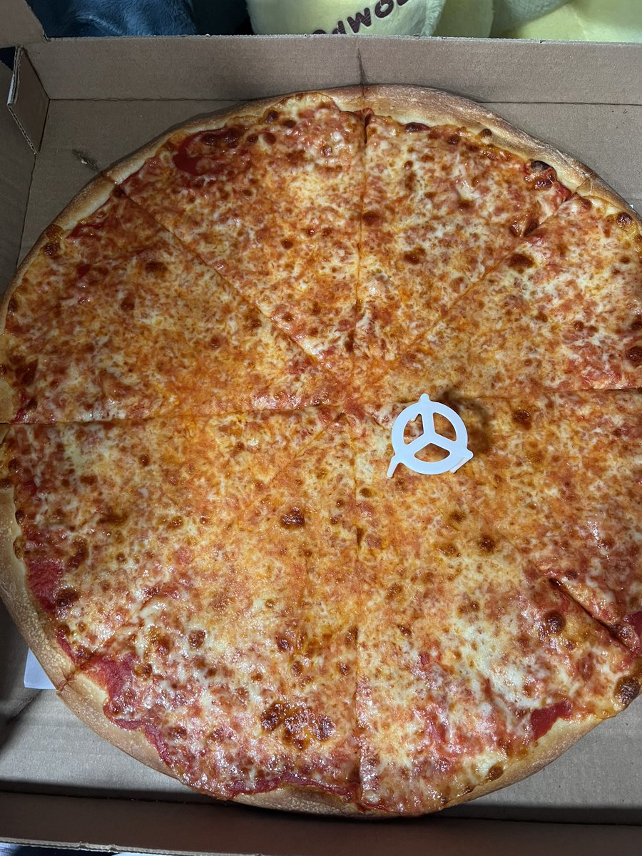 wonheeschier's tweet photo. #pizzapic https://t.co/mE4BdB0FlI