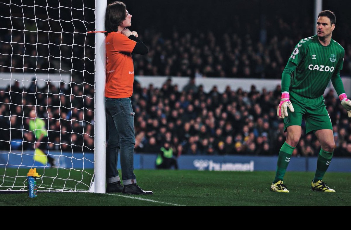 dunks13's tweet photo. One thing missing today this lunatic should of been brought on the pitch today https://t.co/BwroNxIkYt