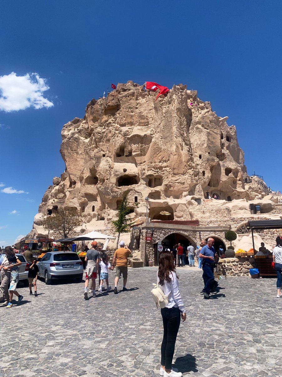 Kapadokya’ya yıllar içinde çok gelmişliğim var . İlk gelişim üniversite yıllarına denk geliyor. Bambaşka bir yer burası , hiç bu dünyadan değilmiş gibi.. Çok gelişmiş son halini çok  sevdim.. Muhteşem olmuş buraları