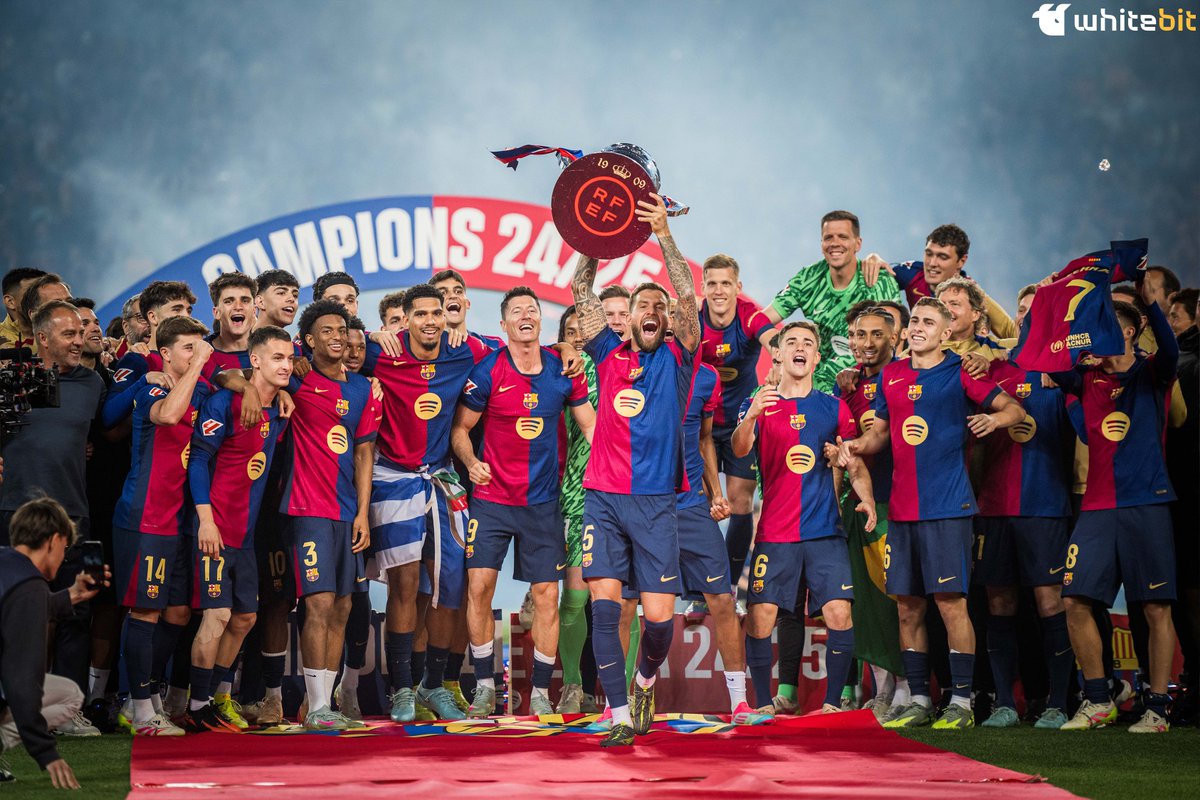 FCBarcelona's tweet photo. 🏆 The La Liga title-winning celebration! 
📸 @WhiteBit https://t.co/CdvEUzWPz8
