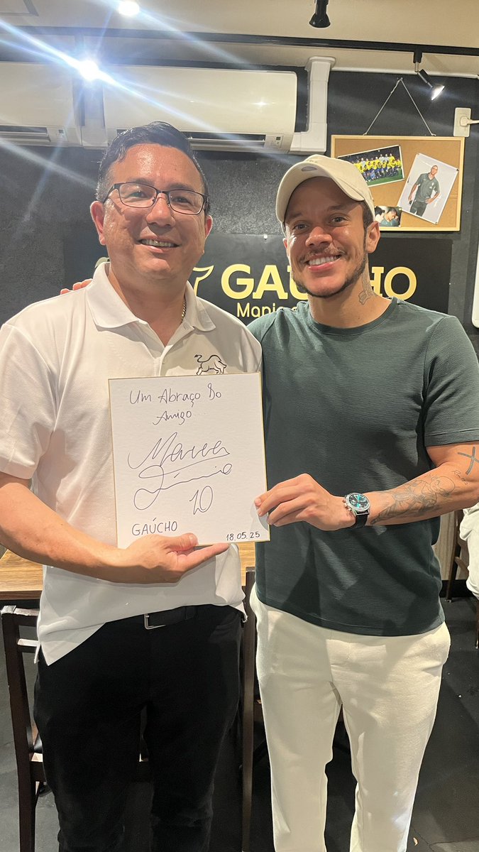 サンフレッチェ広島の
マルコスジュニオール選手が
ご来店してくれました😊✨
Muito obrigada🇧🇷