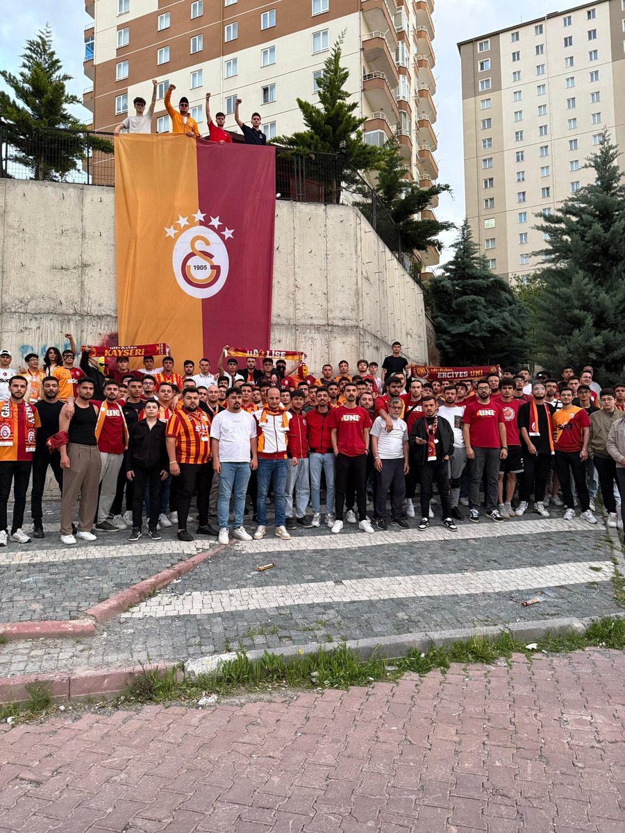 SARIYLA KIRMIZIYLA ALNIMIZIN AKIYLA ! 

Şamiyon Galatasaray !

GALATASARAY- Kayserispor maçını hep birlikte omuz omuza izledik.

#uAUNIErciyes 
#ultrAslanUNI
#uAUNIErciyes20Yaşında