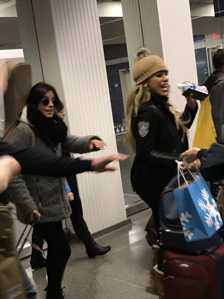 05.12.2016 | TWITTER - Sinu com Camila e Dinah no aeroporto