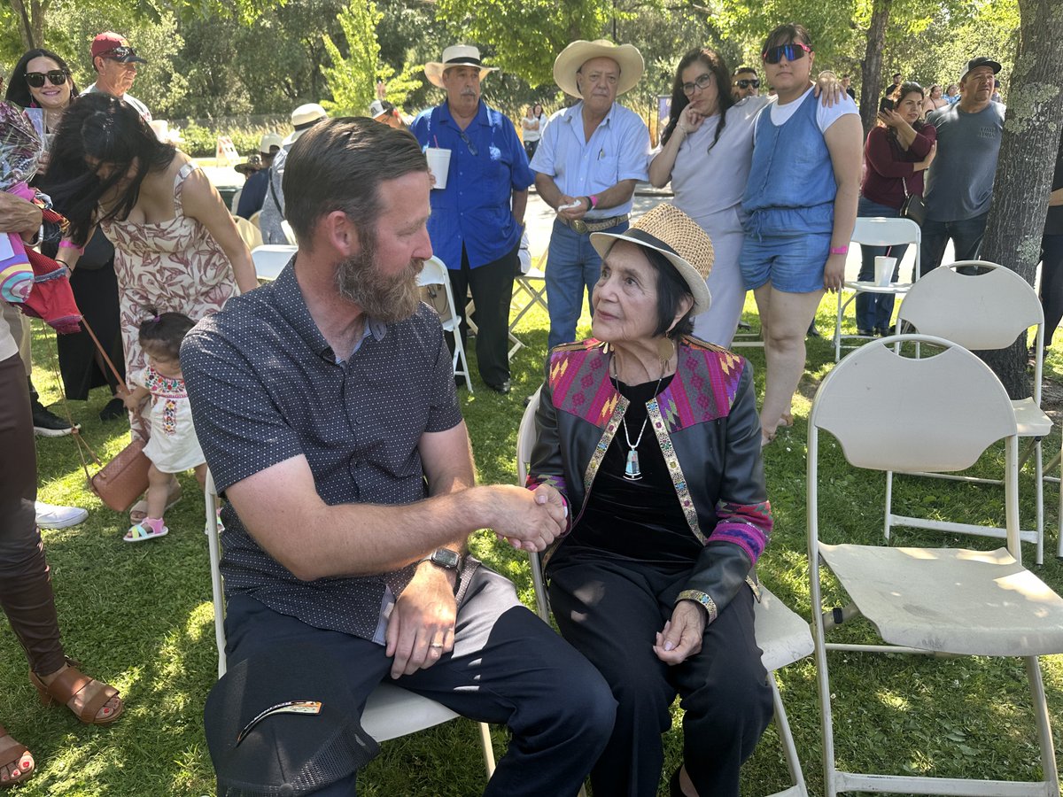RyanElward's tweet photo. Nice to be able to chat with the legendary Dolores Huerta for a few minutes today in Healdsburg. https://t.co/taW7X1QDgF