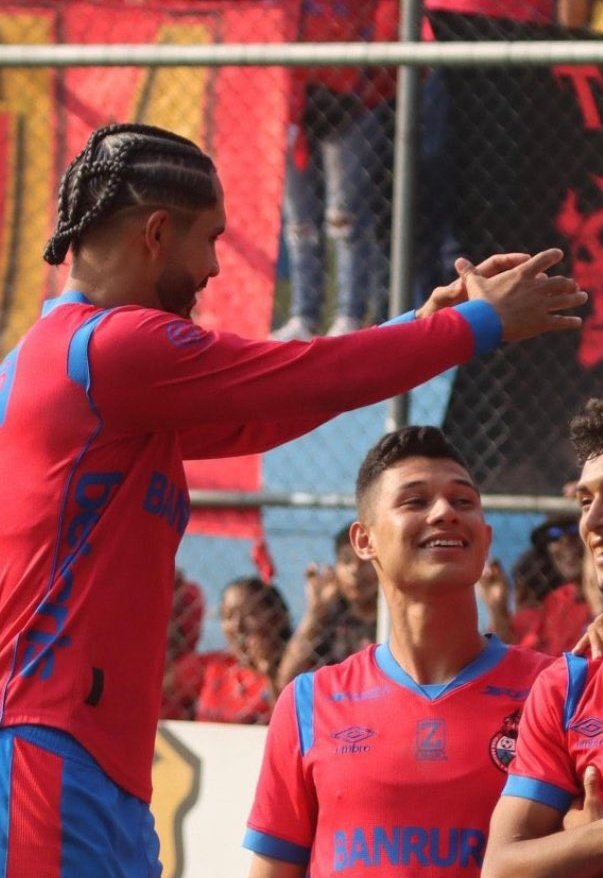 La yegua levantando el trofeo