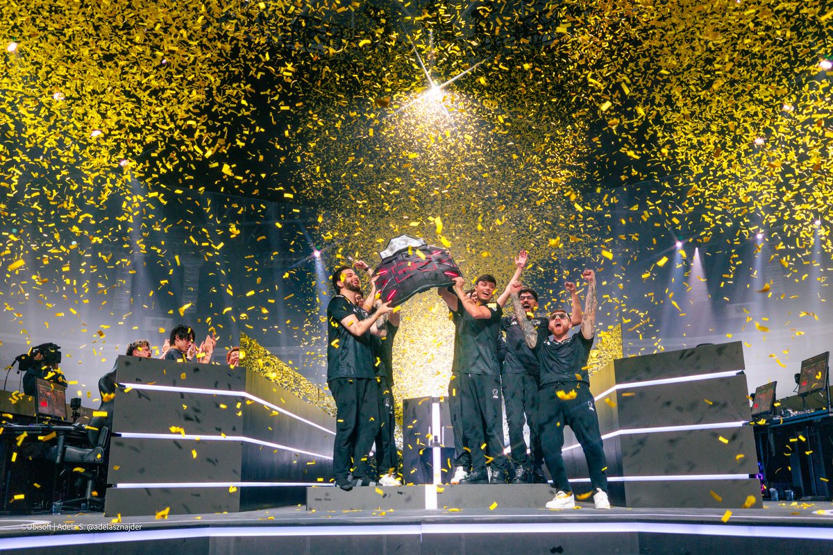 R6esports's tweet photo. 🏆There's no better feeling 🏆 https://t.co/I5ieg8iqlz