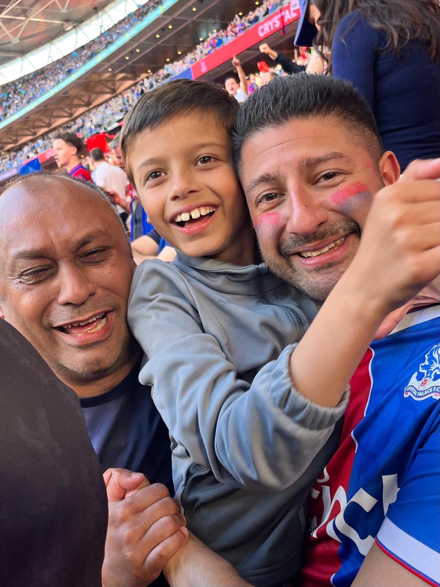 azzaCPFC's tweet image. Yesterday summed up in 1 photo!

🔴🔵🔴🔵

#cpfc #FACupFinal