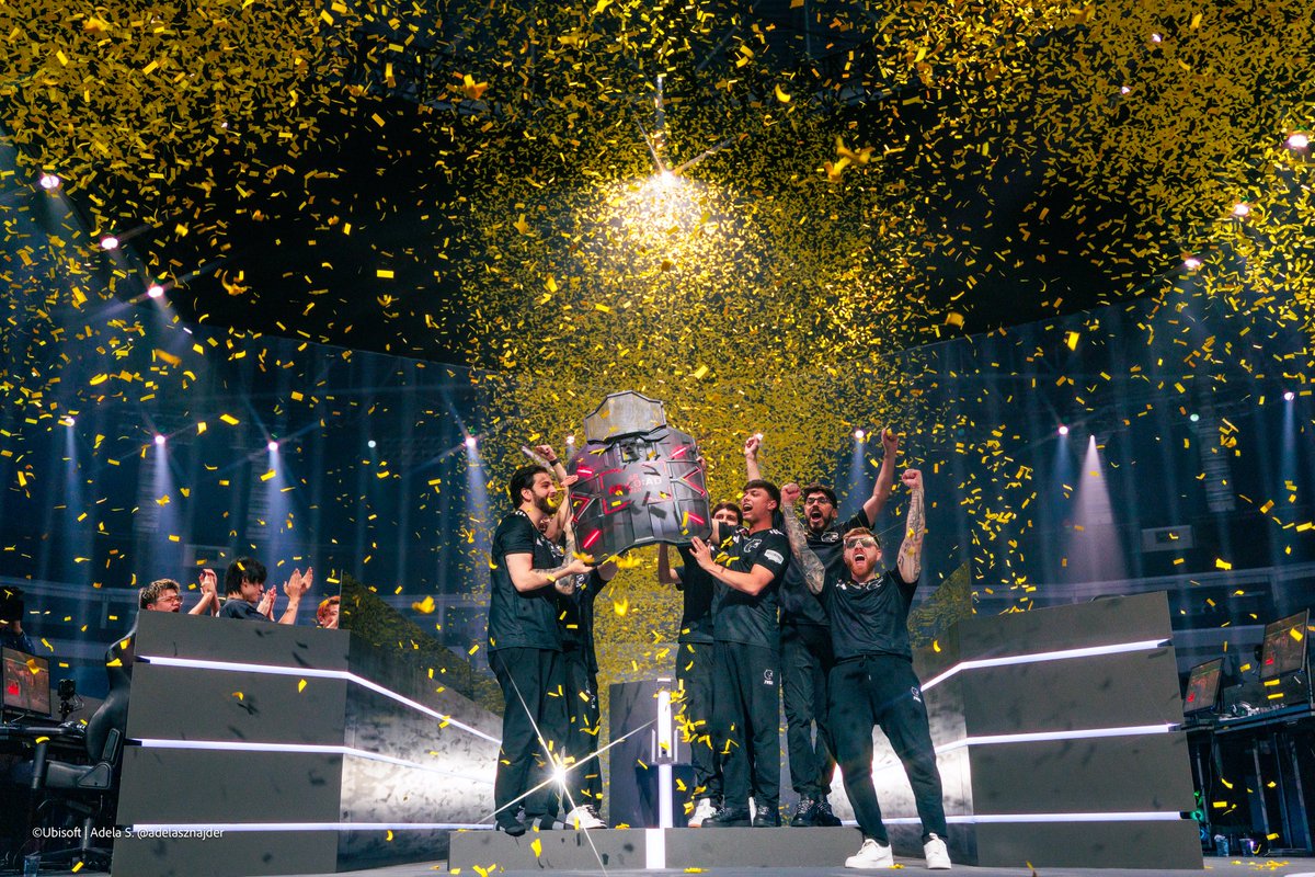 R6esports's tweet photo. 🏆There's no better feeling 🏆 https://t.co/I5ieg8iqlz