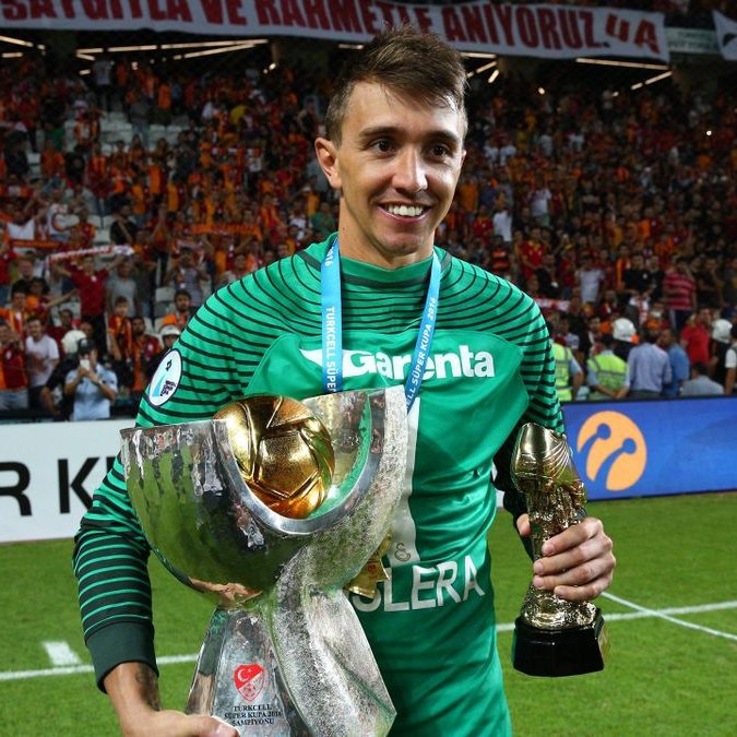 Muslera, Türk futbol tarihinin en fazla kupa kazanan oyuncusu oldu.