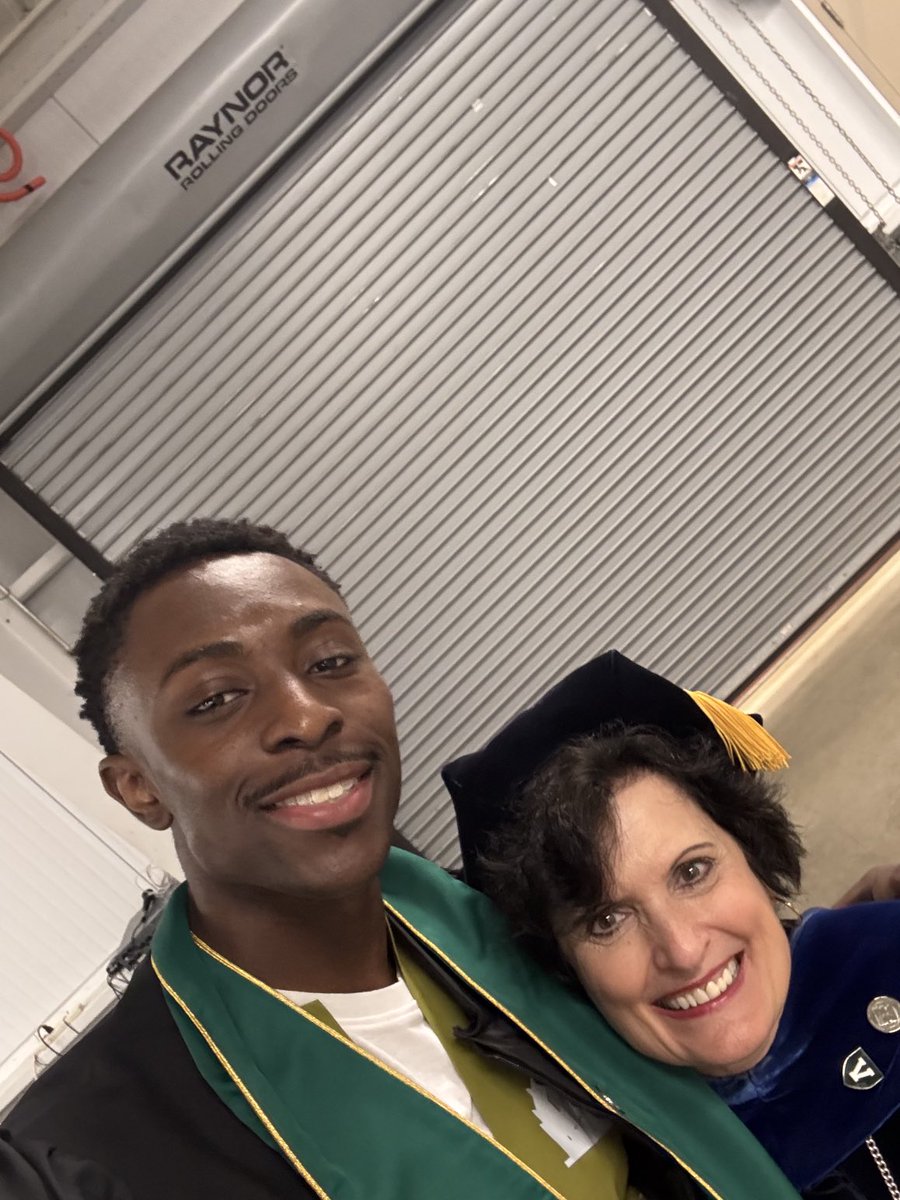 UVMPattyPrelock's tweet image. Great day for graduates @UVMBizSchool Congratulations graduates of 2025!