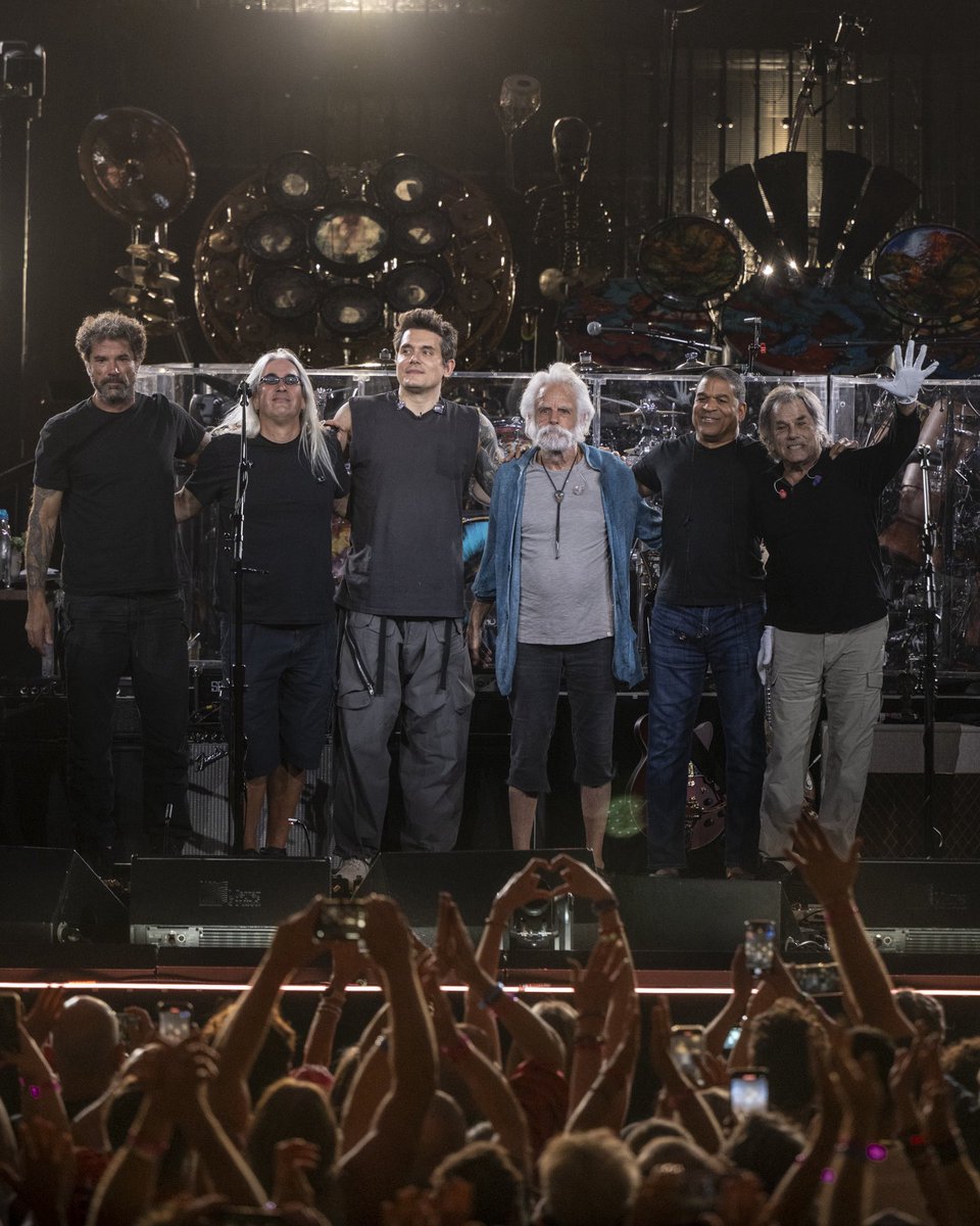 deadandcompany's tweet photo. Wake now, discover that you are the song that the mornin' brings…♥️💀⚡️

18 unforgettable shows. Thank you. #DeadForever

📸: @JayBlakesberg &amp; @RichFury https://t.co/RMQ542du5o