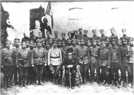 HarpCografyasi's tweet photo. 18 Mayıs 1919
Türk'ün en karanlık günüydü.
Millet, doğacak günün nasıl bir umut getireceğinden habersizdi.
Bu fotoğraf ise 1924 yılında Samsun'da, İstiklal Savaşı sonrasında, asıl konuş yerine dönen gazi 15nci Tümen karargâhında çekildi.
Bu fotoğraf, haklı bir gururun fotoğrafı.
Doğru umuda, cebindeki idam fermanına gönüllü ortak oldukları, ama onları asla yüzüstü bırakmayan umuda bel bağlamanın, haklı çıkmanın gururu.
Bu nedenle, yüzlerdeki ifadede "Türk askeri kime Başbuğ diyeceğini bilir" mağrurluğu da var.
38nci Alay Komutanı Miralay İlyas Zeki Aydemir, 15nci Tümen Komutanı Miralay Naci Tınaz, 56ncı Alay Komutanı Miralay Fehmi Tınaztepe...
Ve umut;
Gazi Mareşal Mustafa Kemal Atatürk...
Umudun Türk vatanına geri dönüşünün 106. yıldönümü kutlu olsun.
Atatürk'ü Anma, Gençlik ve Spor Bayramımız kutlu olsun, sonsuz olsun. 🇹🇷
#19Mayıs1919