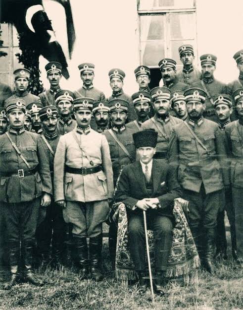 HarpCografyasi's tweet photo. 18 Mayıs 1919
Türk'ün en karanlık günüydü.
Millet, doğacak günün nasıl bir umut getireceğinden habersizdi.
Bu fotoğraf ise 1924 yılında Samsun'da, İstiklal Savaşı sonrasında, asıl konuş yerine dönen gazi 15nci Tümen karargâhında çekildi.
Bu fotoğraf, haklı bir gururun fotoğrafı.
Doğru umuda, cebindeki idam fermanına gönüllü ortak oldukları, ama onları asla yüzüstü bırakmayan umuda bel bağlamanın, haklı çıkmanın gururu.
Bu nedenle, yüzlerdeki ifadede "Türk askeri kime Başbuğ diyeceğini bilir" mağrurluğu da var.
38nci Alay Komutanı Miralay İlyas Zeki Aydemir, 15nci Tümen Komutanı Miralay Naci Tınaz, 56ncı Alay Komutanı Miralay Fehmi Tınaztepe...
Ve umut;
Gazi Mareşal Mustafa Kemal Atatürk...
Umudun Türk vatanına geri dönüşünün 106. yıldönümü kutlu olsun.
Atatürk'ü Anma, Gençlik ve Spor Bayramımız kutlu olsun, sonsuz olsun. 🇹🇷
#19Mayıs1919
