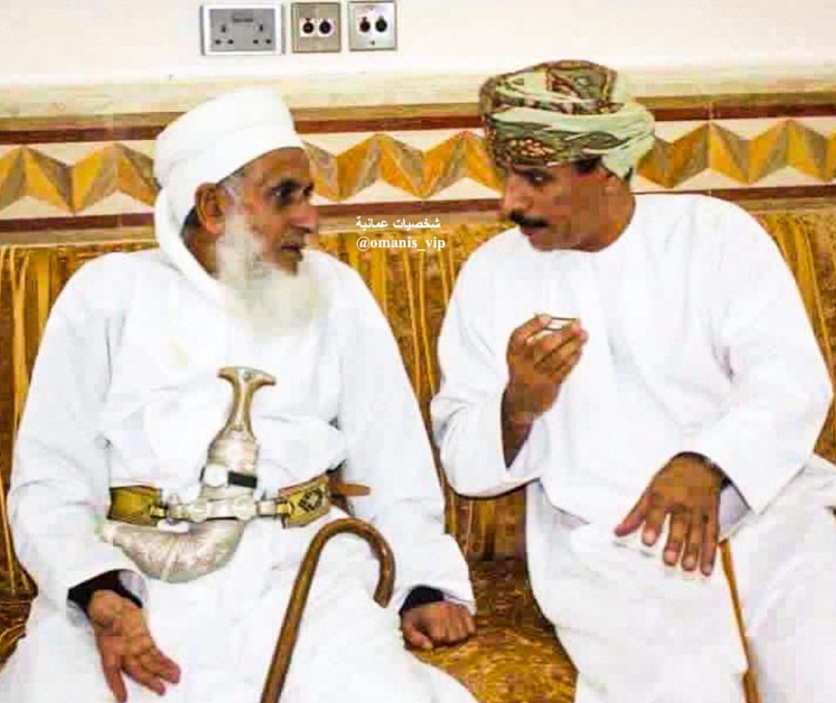 AolomOman's tweet image. ✨صـورة رائعة تجـــمع معالي المفتش العام للشرطة والجمارك وسماحة العلامة المفتي العام.